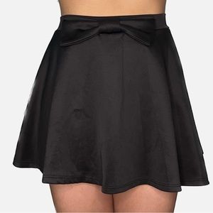 Bow-front stretchy small black skater skirt
